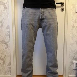 Jack Jones jeans och zip tröja - Jack Jones jeans i storlek 30/32. Zip tröja i XS.