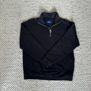 Half zip tröja - Jack & Jones Half zip tröja. Storlek M, tröjan är i väldigt bra skick och har bara använts 1 gång! Hör av dig vid frågor!😀☺️