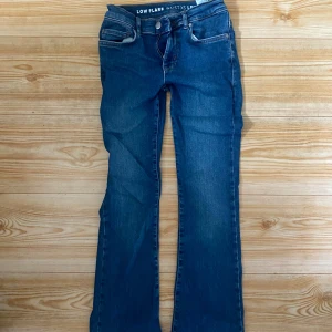 Lowwaist jeans - Säljer dessa snygg ”low flare” från gina! Verkligen jättegfina och bekväma! Storlek xs. Säljer endast då de inte kommer till användning. Nypris 600.💗