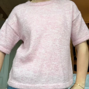 Rosa stickad tröja  - Rosa stickad tröja i t shirt, använd två gånger typ. Jättefin i materialet och inga defekter 🩷