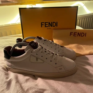 Vita sneakers från Fendi - Snygga vita sneakers från Fendi myps ligger någonstans mellan 5000-6000 och de är i super bra skick och passar båda 42  och 42 i vissa fall  jag tar gärna emot bytes förslag mot andra exclusiva varor skorna är självfallet äkta och dust av och box ingår Priset är diskuterat och jag löser gärna paket pris med andra varor 