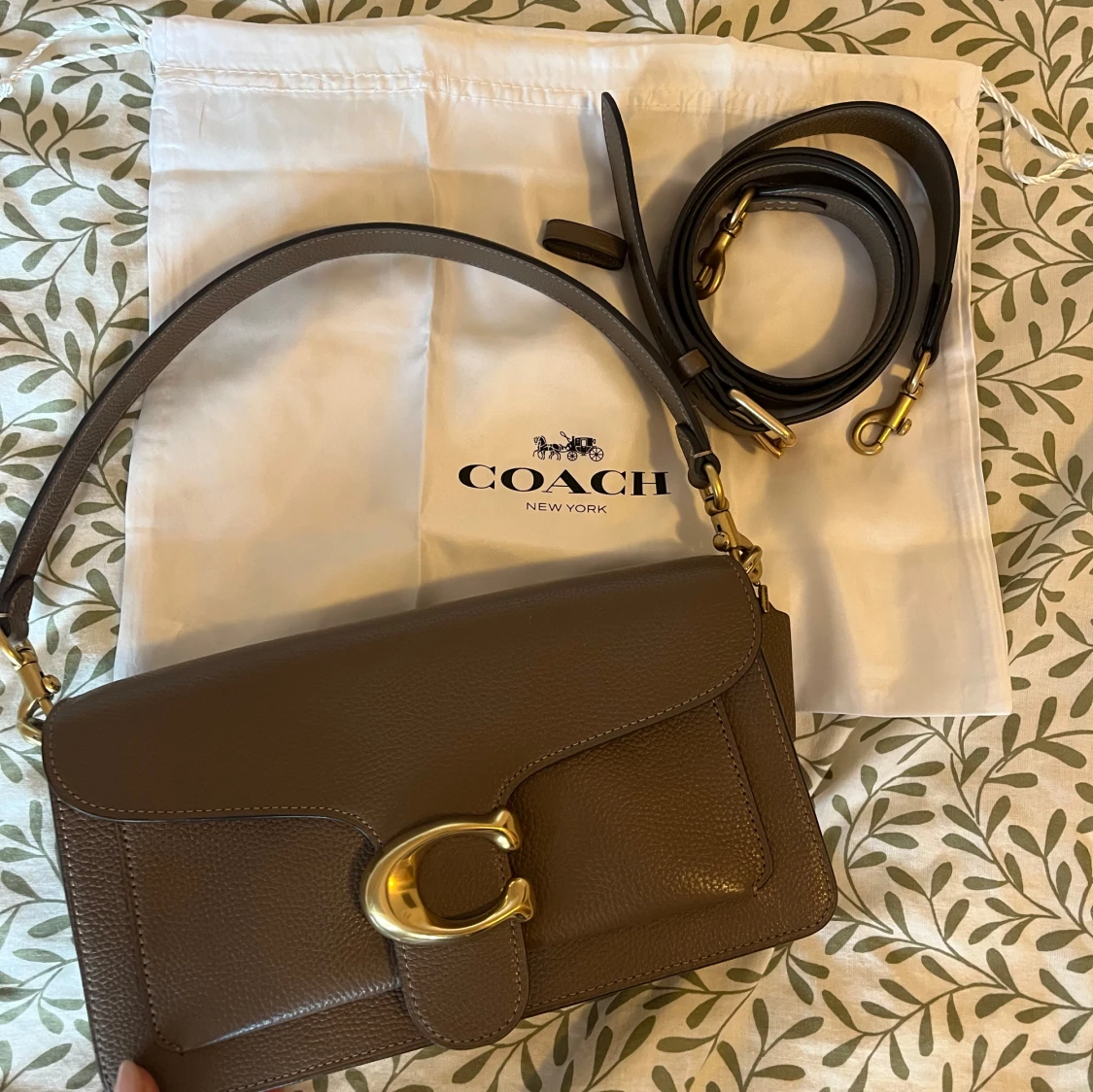 Brun axelväska i skinn med gulddetaljer - 4