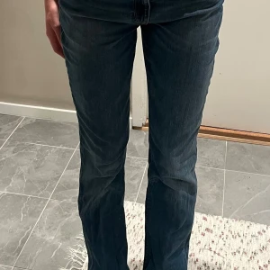 Blå jeans från Levis - Snygga blå Levis jeans med klassisk design och fem fickor. De har en rak passform och är perfekta för en avslappnad stil. Jeansen har en knappgylf och är tillverkade i slitstarkt denim.