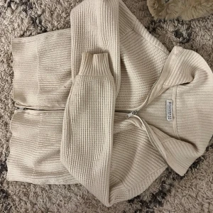 Beige stickad kofta från Stradivarius - Super fin stickad/virkad zipup tröja, köptes i London för 1 år sedan. Passar till alla årstider och alla olika tillfällen🤍