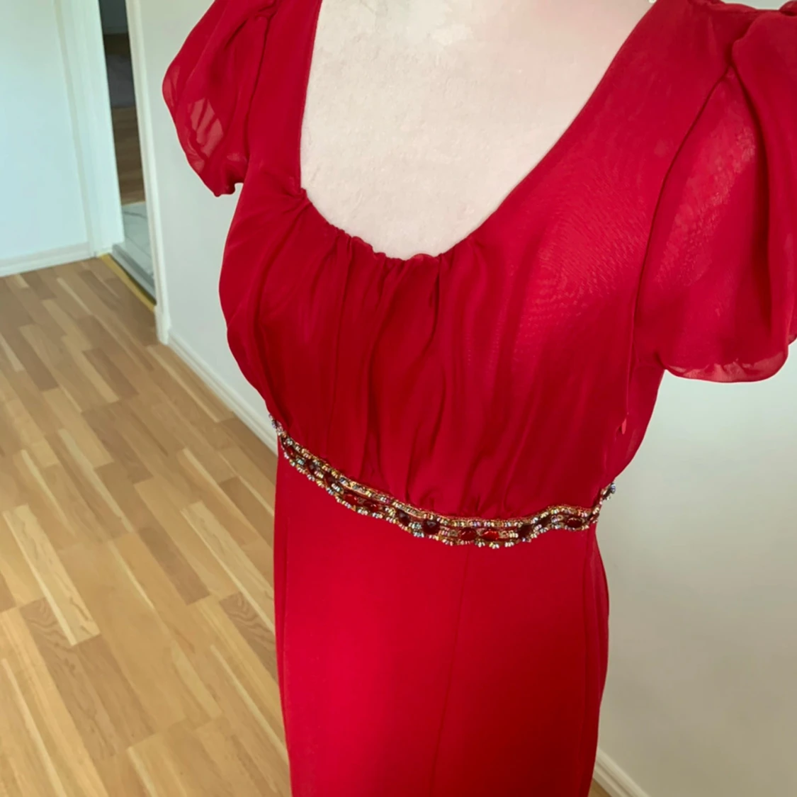 Röd klänning med pärldetaljer - 1
