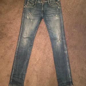 Replay jeans - Säljer nu mina sjukt snygga replay anbass Jeans i storlek 30/32. Passar mig som är ca 182. Använda men inga defekter eller liknande utan väldigt bra skick. Priset går att diskutera. Skriv för fler bilder eller funderingar. Nypris runt 1800. 😁