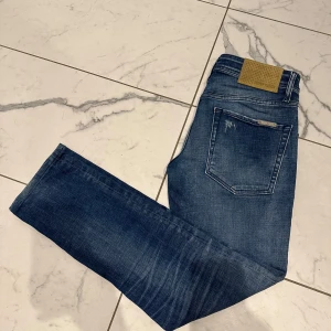 Blå jeans från Antony Morato - Säljer dessa snygga blå jeans från Antony Morato i modellen Geezer och skicket 9/10 dom är som i nyskick. De har en slim passform och är i storlek W32/L32. Original pris - 1200kr Vårat pris - 399kr! Priset är inte hugget i sten! Skriv vid minsta lilla fundering!🙌