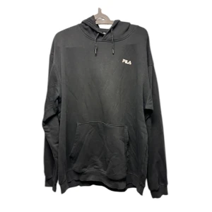 Svart hoodie från FILA - Snygg svart hoodie från FILA med en stor logga på ryggen i ett unikt mönster. Har använt en månad.