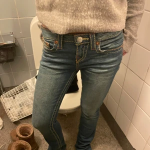 Blå jeans från True Religion - Säljer dessa true religon jeans, är lite långa på mig som är 162 men funkar!!är inte fast besluten kring priset🙌🏼🙌🏼