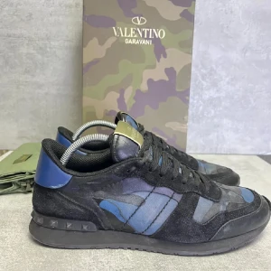 Valentino Rockrunner - Valentino Rockrunner i storlek 42. Allt og medföljer. Skick 8/10. Inga defekter men inte helt nya. Hör av er vid frågor eller andra funderingar. Pris vid snabb affär kan diskuteras.