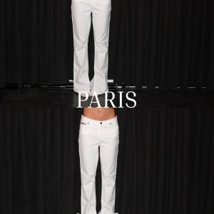 Vita byxor med textdetalj - Snygga vita byxor med en textdetalj på benet, och denim dudes logga i reflex. Passar storlek 34-38, MÄRKE : GANT 