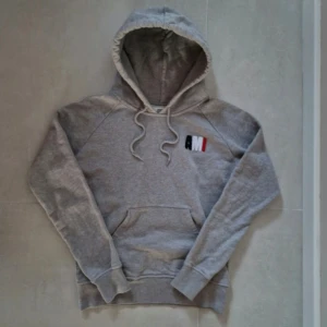 Ami paris hoodie - Otroligt snygg Ami paris hoodie med en unik design. Säljer pågrund av att den inte passar. Storleken är XS men passar lite mer som en S. Självklart äkta! Väldigt bra skick finns inte defekter eller andra skador. Skriv vid minsta frågor eller funderingar🙌