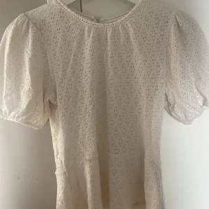 Vit blus från Holly & Whyte - Säljer en söt vit blus från Holly & Whyte by Lindex. Blusen har korta puffärmar. SKRIV TILL MIG INNAN NI KLICKAR PÅ KÖP!! 💞💞