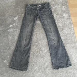 Grå bootcut jeans från Gina Tricot - Snygga grå bootcut jeans från Gina Tricot. De har en klassisk femficksdesign och en bekväm passform. Perfekta för en avslappnad stil med en touch av retro. Säljer de för att de är försmå.