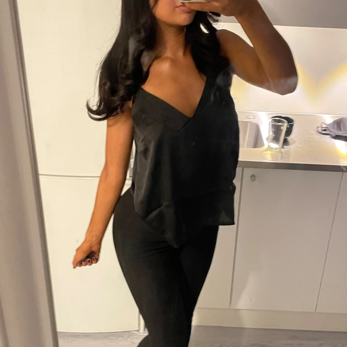 Svart satin linne med tunna axelband - 2