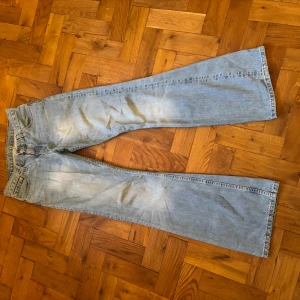 Levis 516 ljusblå jeans Vintage - Säljer ett par klassiska Levis 516 jeans i ljusblå denim. Riktigt sköna Bootcut jeans vintage