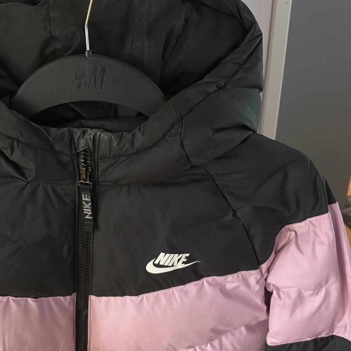 Svart och rosa pufferjacka från Nike - 1
