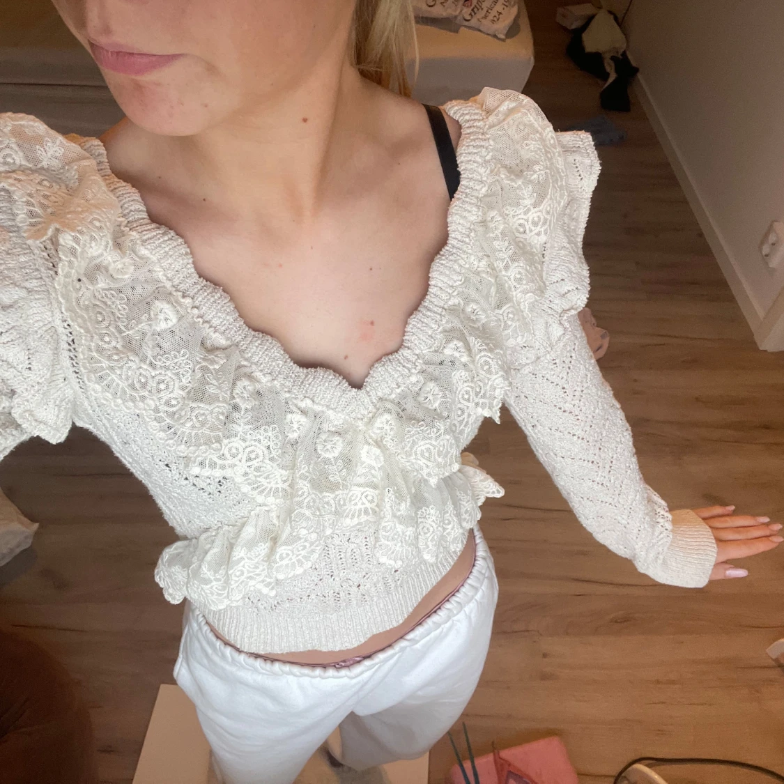 Vit spetsblus med volanger - 1