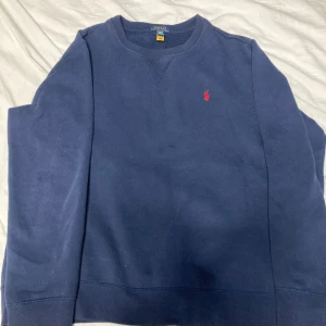 Blå sweatshirt från Polo Ralph Lauren - Säljer min Ralph tröja köpt från kids brand store det var för stor storlek men jag märkte det lite för sent för att skicka tillbaka så den är knappt andvänd. Det är en liten skroma på den.