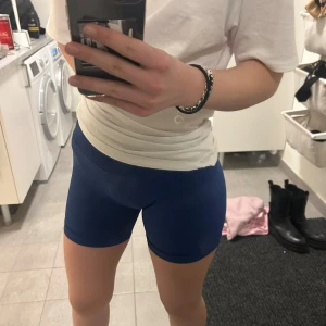 Dfyne blåa shorts  - Dfyne blåa shorts, nyinköpta ifrån dfynes hemsida. Använda 1 gång pågrund av tog en storlek för lite. De är slutsålda på hemsidan!! Köpa för 650 kr 