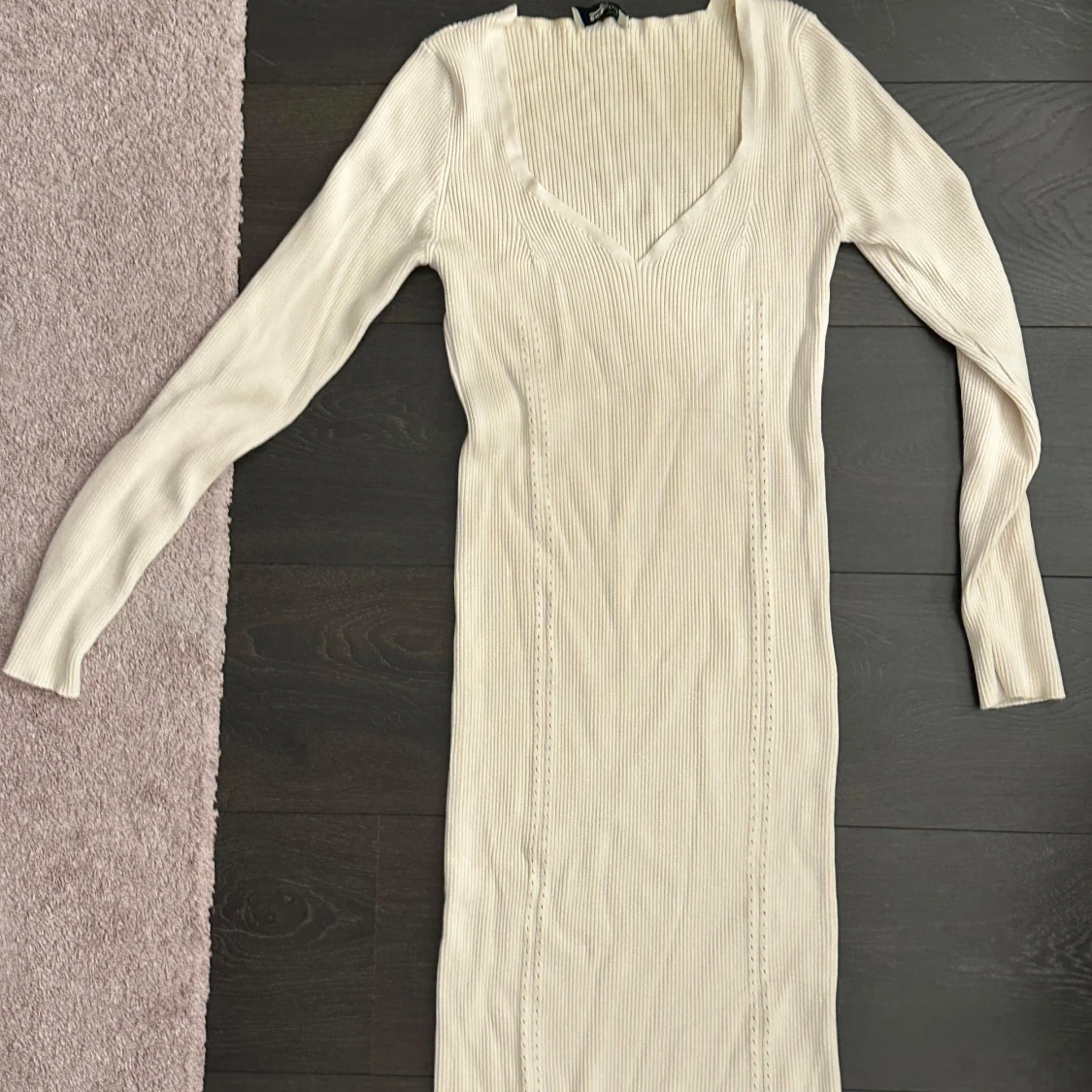 Beige ribbad klänning från Chiquelle - 2