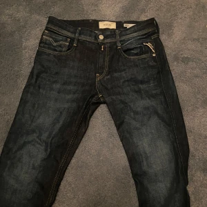 Replay anbass jeans - mörkblå  - Säljer dessa då de tyvärr inte passade mig. Använda ett fåtal gånger och i mycket gott skick utan några skador. Hör gärna av dig vid intresse, priset är förhandlingsbart. Nypris: 1 100