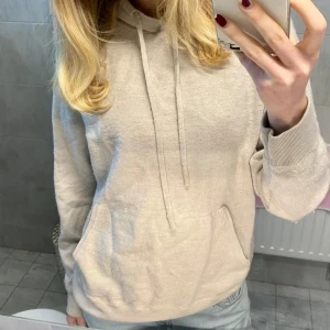 Stickad hoodie  - Så snygg stickad hoodie i 100% merinoull! Perfekt nu till hösten ❤️‍🔥❤️‍🔥passar storlekar S-L, liknar dem från soft goat! Nypris ca 2000kr (lånade bilder från förra ägaren)