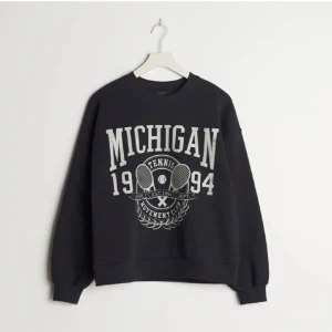 Sweatshirt med tryck - Sweatshirt med tryck från ginatricot. Som ny, storlek small!
