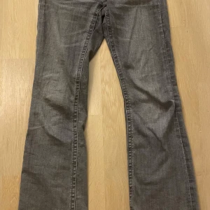 Gråa jeans - Säljer ett par fina gråa jeans ifrån Gina yung! I storlek 158. Passar 13/14 åring. Använd fåtal gånger! Hela bilden fick inte plats så om ni är intresserade får ni be om fler bilder