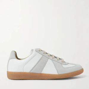 Maison Margiela gats (kvitto) - Helt sprillans nya vita sneakers med beige detaljer och en klassisk gummisula. Skorna har snörning och en stilren design som passar perfekt till vardags. Tillverkade i en kombination av skinn och mocka för en lyxig känsla.