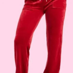 Röda juciy couture byxor - (Tryck inte på köp nu innan du kontaktat mig )Snygga röda juciy couture byxor i strl xs/xxs sitter perfekt på nån som är S , har dock ramlat av en metal sak längst ut på snöret men går att använda helt normalt ändå inget man tänker på❤️t