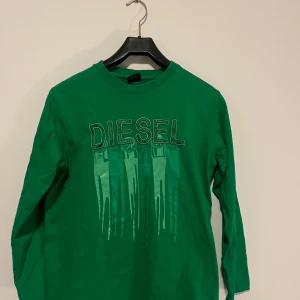 Grön långärmad tröja från Diesel - Säljer min diesel tröja i strl S som jag aldrig använt då den var för liten. #diesel #y2k #vintage