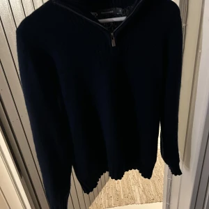 Mörkblå stickad quarterzip - Säljer nu en fet stickad dressman quarterzip
