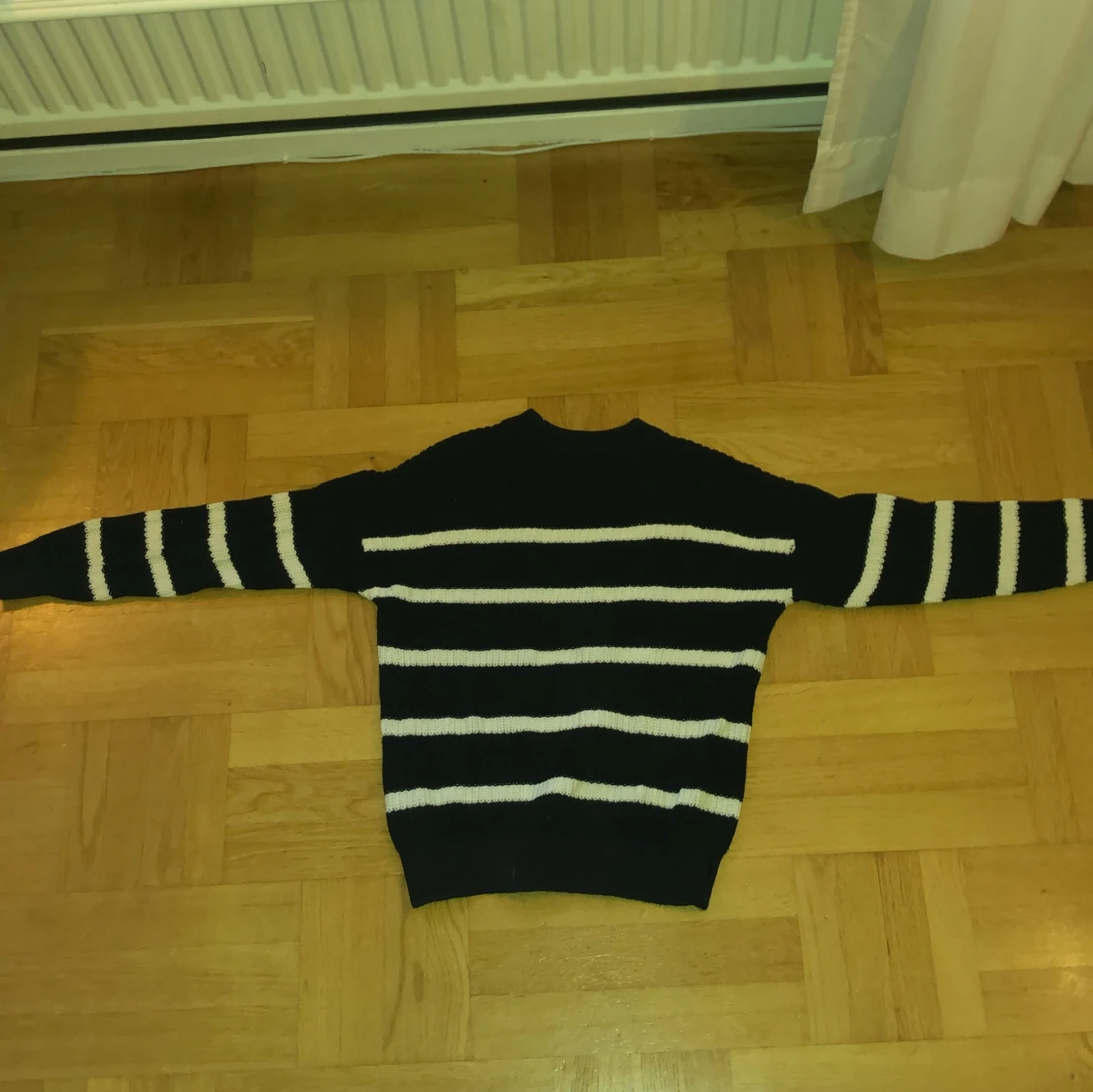 Svart och vit randig tröja - 1