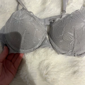 blå grå spets bh 75C - säljer då den aldrig kom till användning och är för liten. Har även lite push up i sig💕