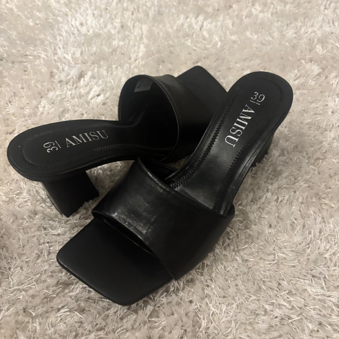 Svarta klackskor från Amisu