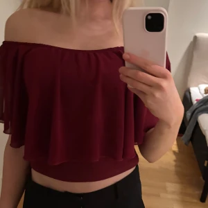 Vinröd fest topp - Snygg vinröd topp som går att ha både offshoulder och med armarna uppe. Köpt på en marknad i Italien och sakanar både lapp på märke och storlek men passar mig som har xxs-s. Sömmen längst har gått upp lite men inget som syns på avstånd. Pris är diskuterbart💓