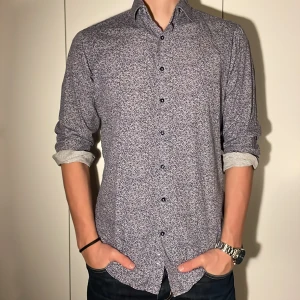 Stilren kostymskjorta från Profuomo - Säljer nu min stilrena kostymskjorta från Profuomo. ‼️Nypris 800‼️