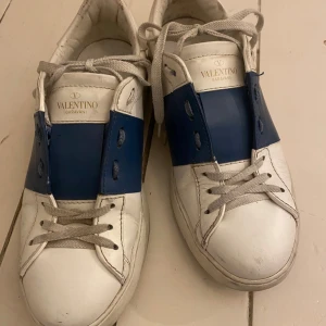 Valentino skor - Säljer nu mina valentinoskor i storlek 39 i färgen blå. Säljer då de inte kommer till användning längre. Skriv för mer info!  