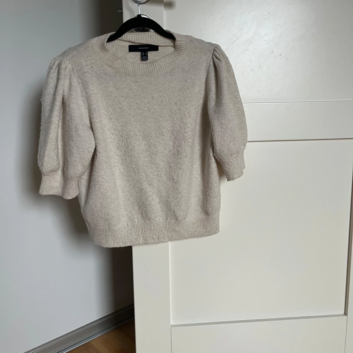 Beige stickad trekvartsärmad tröja - 1