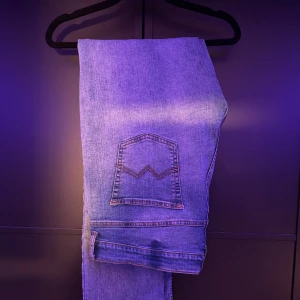 Monten Jeans  - Stilrena byxor som man kan ha till allt, om du har frågor så är det bara o slå en signal