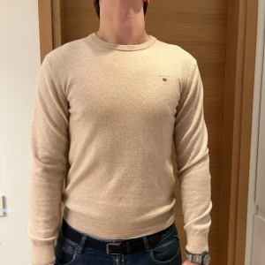  Beige Gant tröja i lambwool  - En riktig fel tröja från gant i lambwoll, säljer för att de var för liten. Den är helt ny 