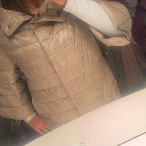 Herno liknade jacka  - Herno likande jacka som jag köpte på Sellpy för några dagar sedan🫶🏻 säljer bara pågrund av att jag behöver pengar 😔 