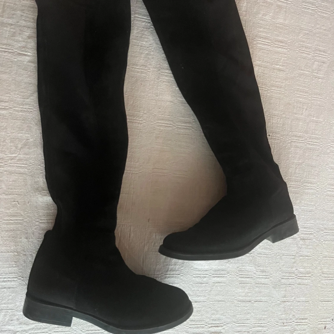 Svarta höga stövlar