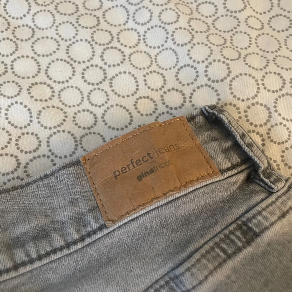 Grå bootcut jeans från Gina Tricot - 3