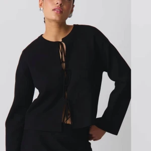 Svart kofta med knyt - Säljer denna fina kofta från Gina, säljer då den inte kommer till användning🩷använd en gång