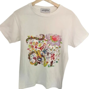 Junior executive t-shirt  - En fet junior executive t-shirt i storlek medium. Bra skick. Skriv i DM om ni är intresserade eller har frågor. Kan även skicka fler bilder. Pris kan diskuteras.