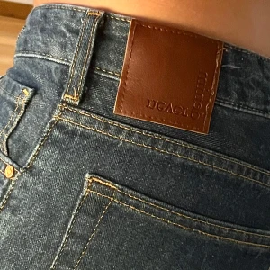 Low waist jeans  - Blåa ”straight” jeans från Bikbok med låg midja, lite utsvängda nertill. Perfekt längd, och i mörkare blå färg. De är 27 i waist, och 32 i length (jag är 174 cm lång). Har använts fåtal gånger. Alla plagg som säljs tvättas noga innan leverans! Det är bara att skriva om du har några frågor! <3 