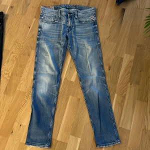 Replay Anbass - Snygga ljusblå jeans från Replay med en klassisk femficksdesign. De har en straight passform och är tillverkade i denim med en lätt tvättad look. Perfekta för en avslappnad stil. Skick 8,5/10