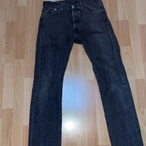 Svarta levis 501 jeans - Svarta 501, bra skick, storlek W30 L32
